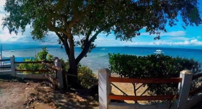 Resort Pescador View - Beachfront & Nearby The Ocean & Restaurant Moalboal
